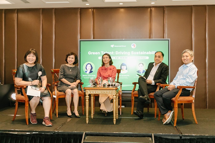 Các diễn giả tại ManpowerGroup Việt Nam lắng nghe ý kiến của đại biểu tham dự