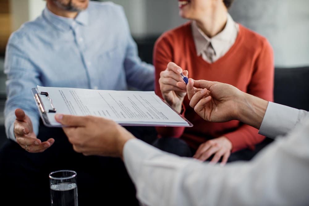 couple submit their application for one-time social insurance withdrawal